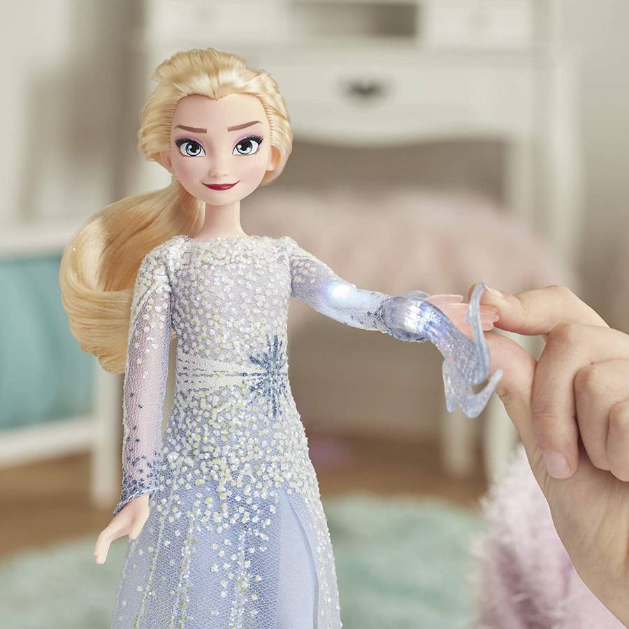 HASBRO Poupée Elsa son et lumière - Reine des neiges 2 pas cher