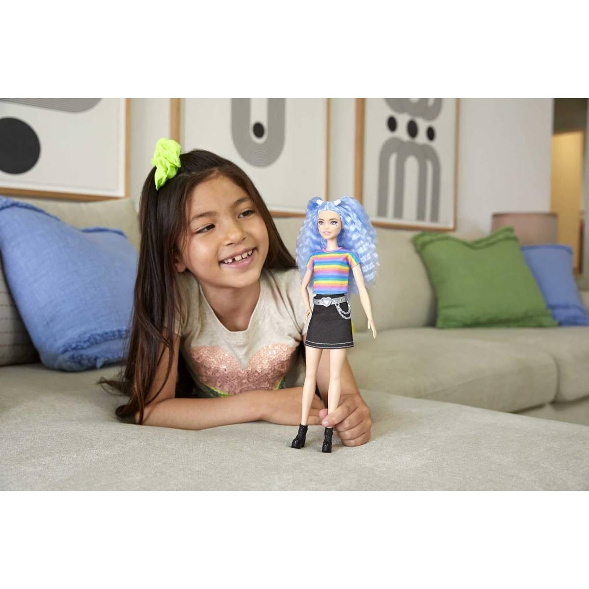 Barbie Fashionistas poupée mannequin aux cheveux bleus avec tee-shirt  arc-en-ciel et jupe en jean - MaxxiDiscount